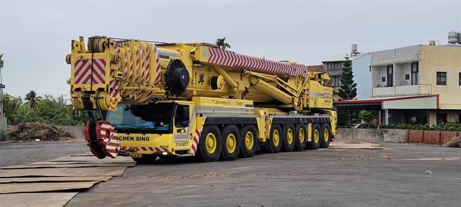 500公噸級吊車太大台，只能先停在福德宮旁的蜜餞工廠。（民眾提供／吳建輝彰化傳真）