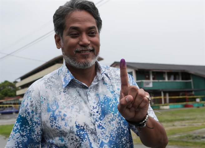 大馬前部長凱里在大選時為自己投下一票，並展示投票後沾上墨水註記的手指。（摘自凱里臉書）