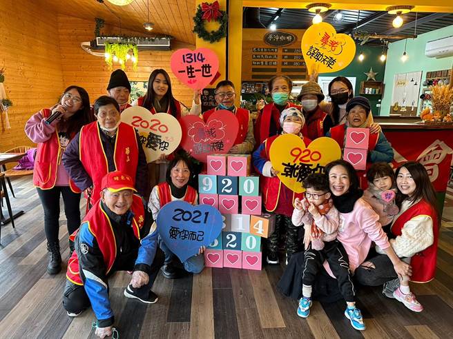 华山基金会14日情人节当天陪孤老品咖啡过情人节。（华山基金会提供／谢明俊苗栗传真）