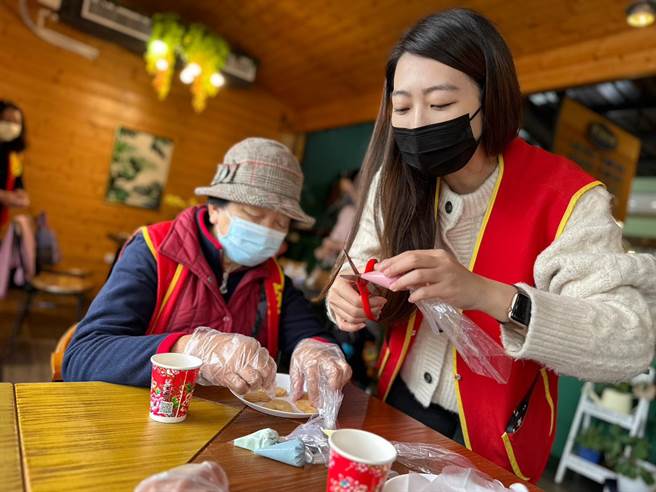 华山基金会14日情人节当天陪孤老品咖啡过情人节。（华山基金会提供／谢明俊苗栗传真）