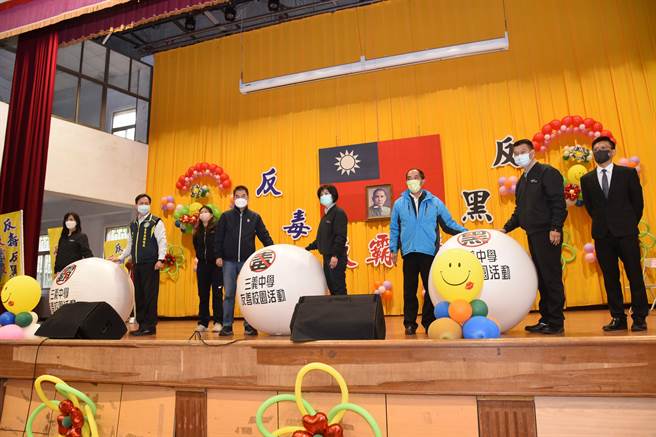 县长锺东锦与来宾以滚球宣示反毒反黑反霸凌决心。（苗栗县政府提供／李京升苗栗传真）