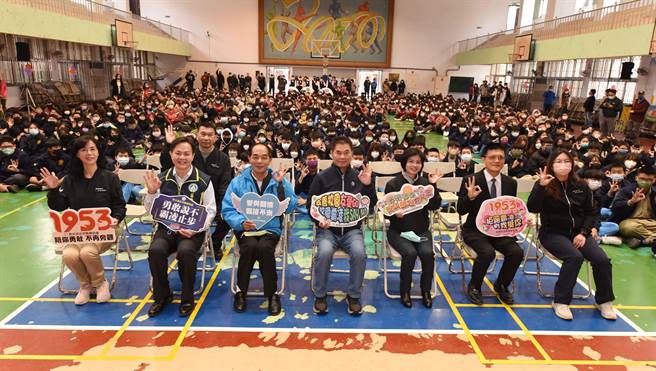 锺东锦与来宾在三义高中带领学生宣誓反毒、反黑、反霸凌。（苗栗县政府提供／李京升苗栗传真）