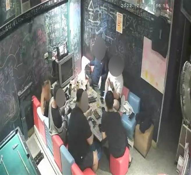 彰化县永靖乡一家炭烤店业者，去年12月来了一桌客人吃了3000多元，不料客人一个一个离去，原本说好最后离开的客人要结帐也跑了。（业者提供／吴建辉彰化传真）