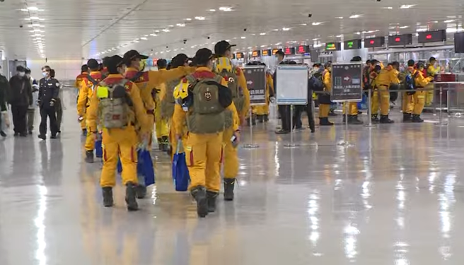 任务完成！「台湾队」130人5犬返抵国门，最新画面曝光。(翻摄画面)