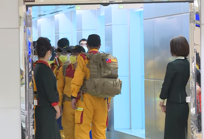 任务完成！「台湾队」130人5犬返抵国门，最新画面曝光。(翻摄画面)