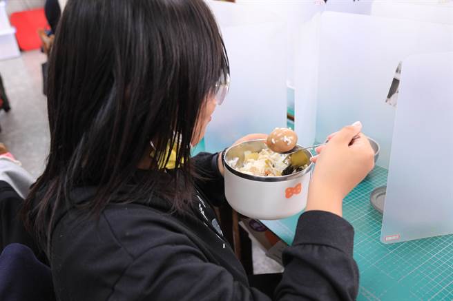 台中市東區成功國小學童開心吃進香噴噴的「海結滷蛋」，不受蛋價調漲影響。（台中市政府提供／張妍溱台中傳真）