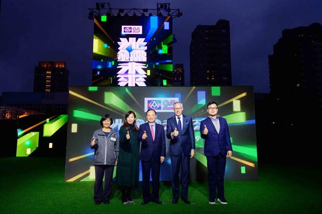 由左至右，臺北市政府觀光傳播局局長陳淑慧、交通部觀光局主任秘書林佩君、元利總裁暨全聯董事長林敏雄、四季酒店區域副總裁暨香港四季酒店總經理溥逹森 CHRISTIAN PODA。（元利建設提供）