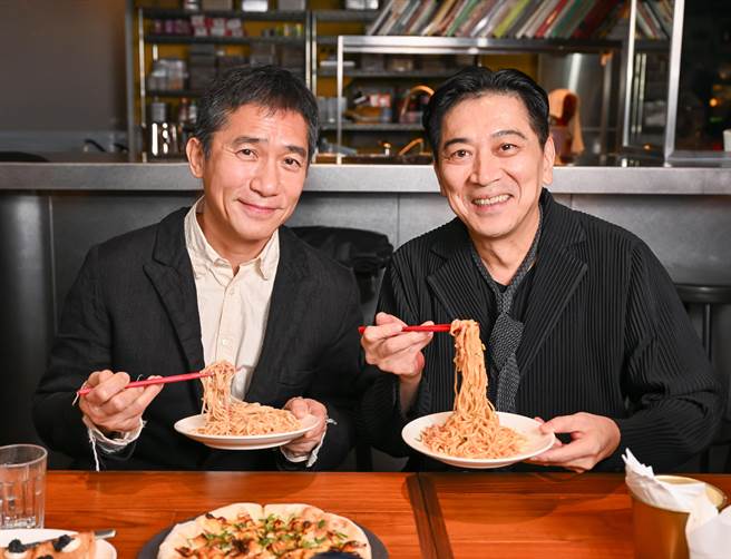 昨首映活动结束后，梁朝伟（左）与高捷至知名餐厅猫下去享用道地特制凉麵。（牵猴子提供）