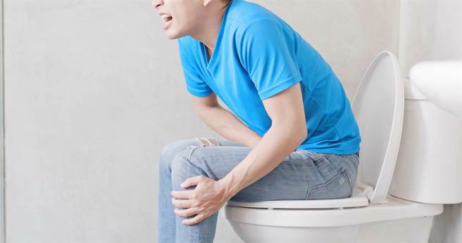 大肠直肠外科医师陈威佑指出，只要有久坐、纤维摄取不足、饮水量不够的习惯，就算是年轻人也很容易得痔疮。(示意图/达志影像)