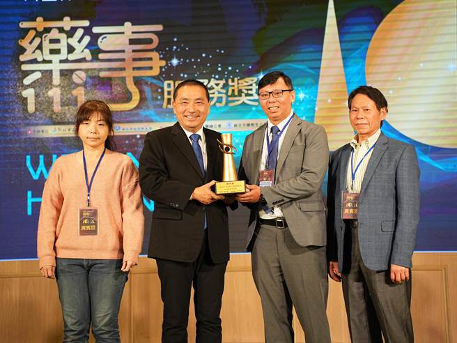 由于去年受疫情影响，第10届药事服务奖顺延到今年举行，今(15)日在新庄与第11届药事服务奖共同举办，新北市长侯友宜亲赴现场颁奖表扬23位药师及2家机构。(黄敬文摄)