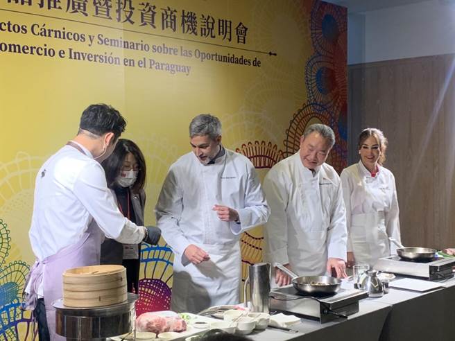 巴拉圭总统阿布铎换上厨师服，示范将巴拉圭牛、猪肉食材融入台湾平民美食。（杨孟立摄）