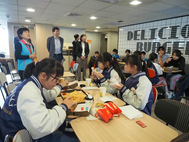 花莲县吉安乡稻香国小与宜昌国中日前参加全国各级学校民俗体育竞赛，勇夺跳绳比赛特优佳绩，乡长游淑贞今带小选手们去吃麦当劳，奖励他们。（吉安乡公所提供／罗亦晽花莲传真）