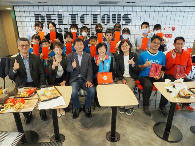 花莲县吉安乡稻香国小与宜昌国中日前参加全国各级学校民俗体育竞赛，勇夺跳绳比赛特优佳绩，乡长游淑贞今带小选手们去吃麦当劳，奖励他们。（吉安乡公所提供／罗亦晽花莲传真）