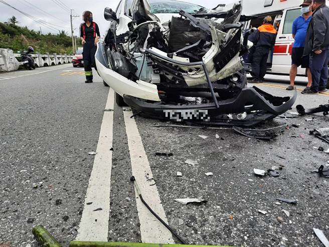 台東縣長濱鄉台11線14日發生小客車追撞大貨車事故。（成功警分局提供／蔡旻妤台東傳真）