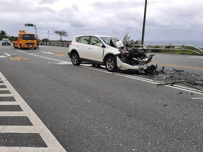 台東縣長濱鄉台11線14日發生小客車追撞大貨車事故。（成功警分局提供／蔡旻妤台東傳真）