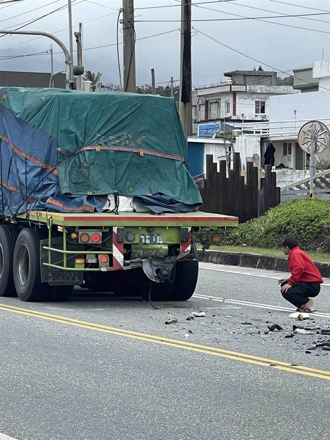 台東縣長濱鄉台11線14日發生小客車追撞大貨車事故。（成功警分局提供／蔡旻妤台東傳真）