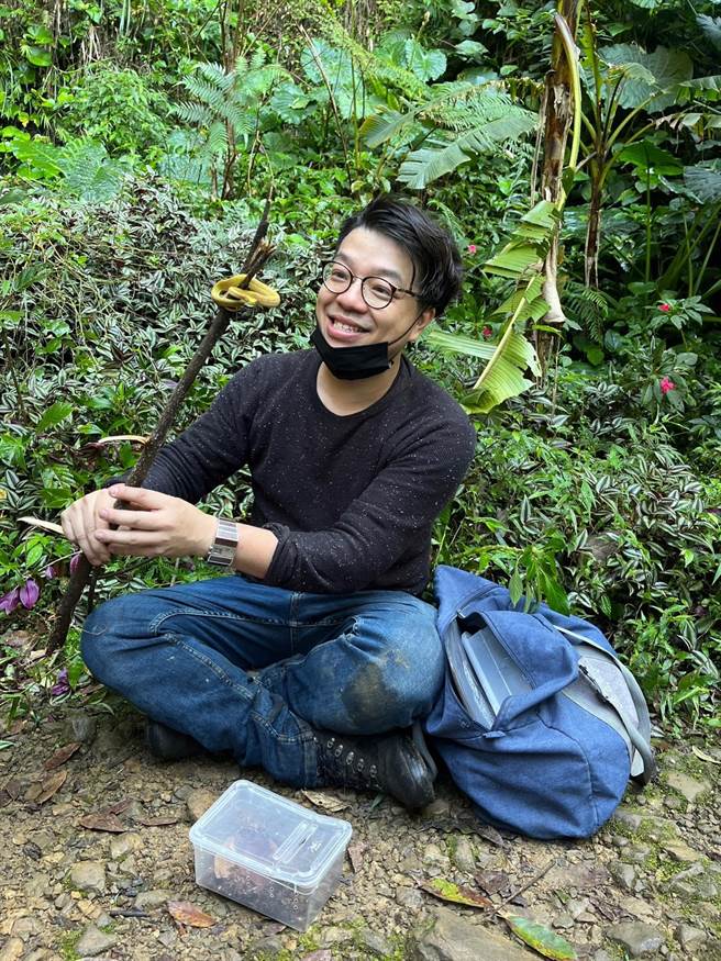 「蝌蚪老师」吕军逸经常带着小孩子到处观察生态。（吕军逸提供／李奇叡台北传真）