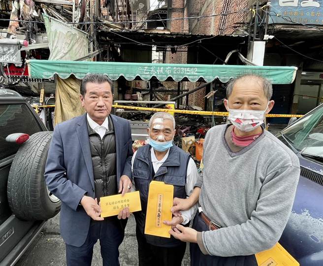 草屯镇长简景贤、中正里长李文鑫关心火灾受灾户并致赠慰问金＞