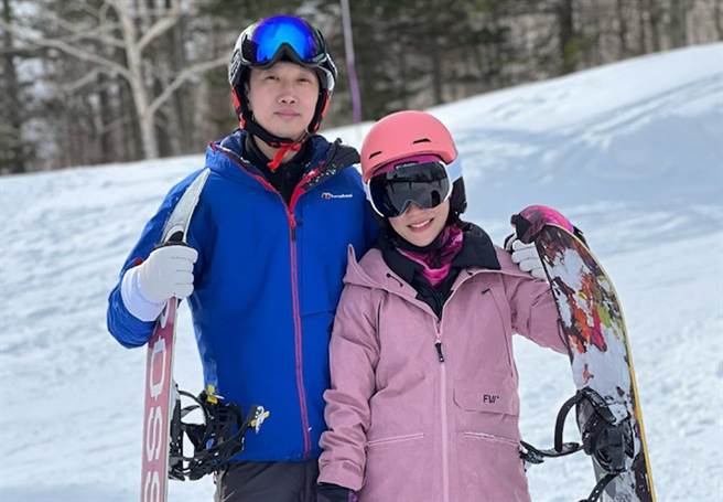 楊千霈（右）與老公三度蜜月。（楊千霈提供）