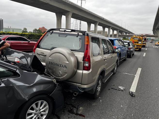国道1号南向行经51.2公里今天下午15时20分许发生6车连环车祸，共有3人送医。（翻摄照片）
