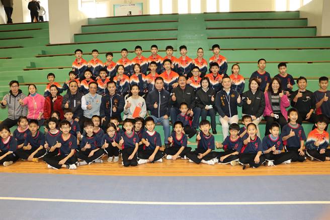 县长锺东锦前往访视福兴武术国民中小学。（苗栗县政府提供／李京升苗栗传真）