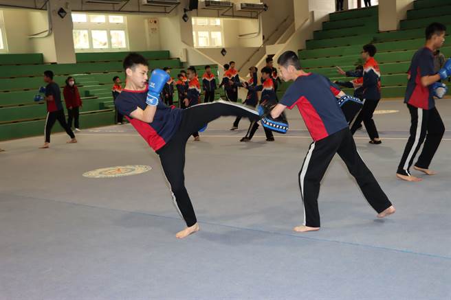 学生专注练习。（苗栗县政府提供／李京升苗栗传真）