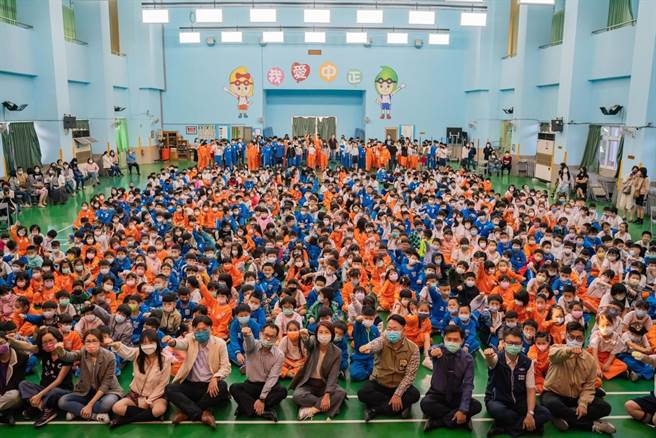 保障代理教師權益，屏東核給全學年完整聘期。(摘自屏東縣長周春米臉書)