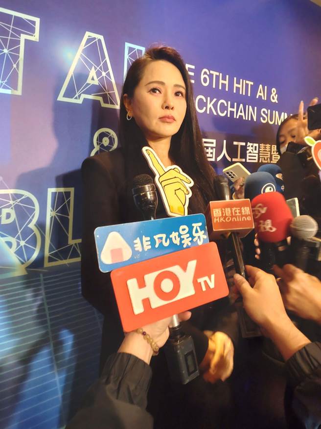 伊能静语气严肃的表明不想回答刘文正死讯相关问题。（王思颖摄）