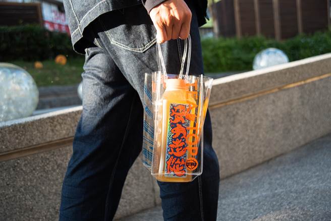 TEA TOP X拍谢少年联名系列商品贩售至31日，「骨力悠游组」包含轰蜜茶、第一悠游袋、喝势小卡，售价200元。（TEA TOP提供）