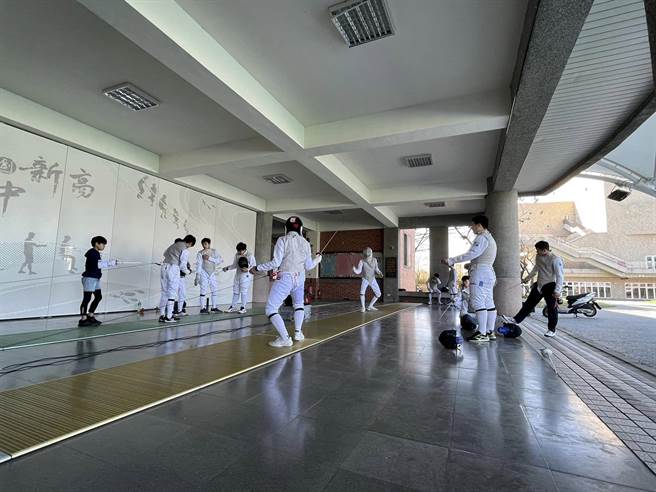 桃園市新屋高中擊劍隊目前練習場地為勤學樓中廊。（民眾提供／蔡明亘桃園傳真）