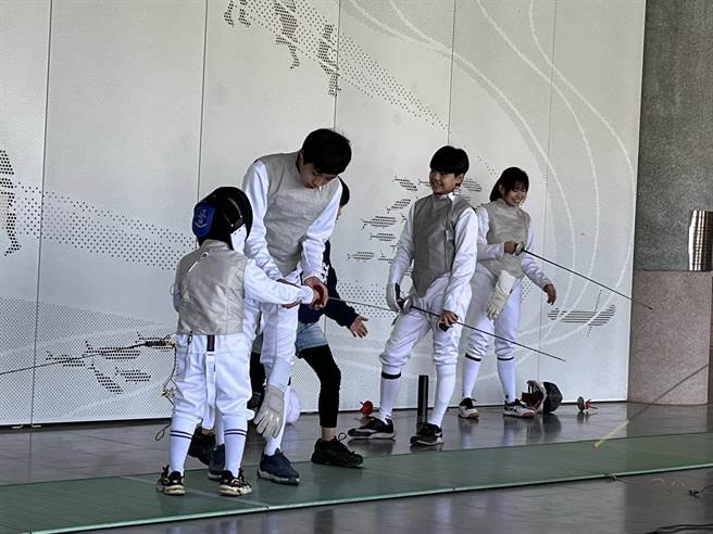 桃園市新屋高中擊劍隊日前也迎來國小生力軍加入練習。（民眾提供／蔡明亘桃園傳真）