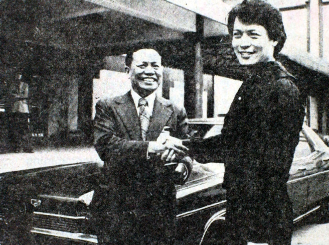 1978年12月23日华视总经理梁孝煌代表接受刘文正的「爱国捐车」义举。(中时摄影组摄)