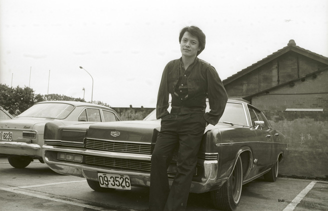 1978年12月23日刘文正昨天将他的汽车捐给华视义卖，得款将作为爱国基金。华视总经理梁孝煌代表接受，并讚扬他的爱国义举。(邱维国摄)