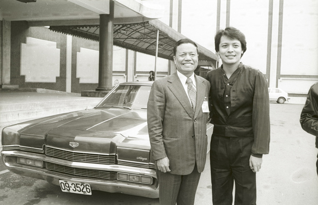 1978年12月23日刘文正昨天将他的汽车捐给华视义卖，得款将作为爱国基金。华视总经理梁孝煌代表接受，并讚扬他的爱国义举。(邱维国摄)