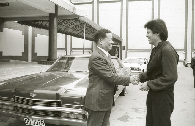 1978年12月23日刘文正昨天将他的汽车捐给华视义卖，得款将作为爱国基金。华视总经理梁孝煌代表接受，并讚扬他的爱国义举。(邱维国摄)