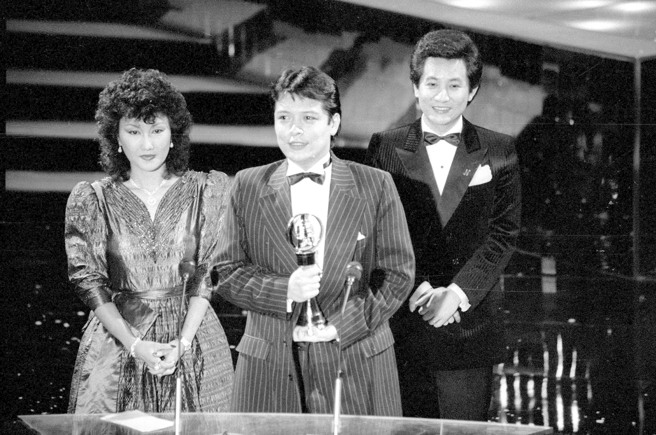 圖為1983年劉文正（中）第3度獲得金鐘獎最佳男歌手。（中央社）