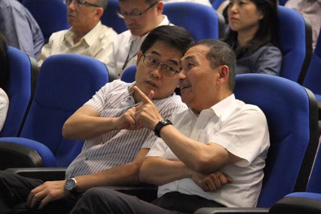 媒体追问国民党中央准备为郭台铭开巧门，是否是要卡侯友宜(右)？黄健庭(左)回应了。(资料照片)