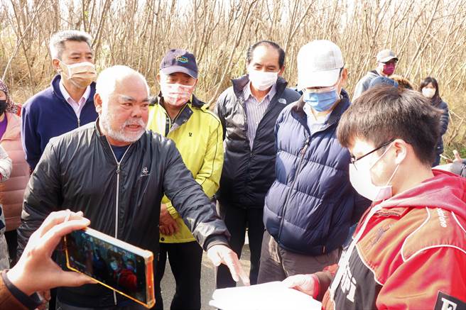 澎湖农业重镇湖西乡一处农地，日前经申请核准将兴建预拌混凝土厂，不过当地农民担心破坏土地资源并造成水源污染，向乡公所、议员陈情抗议。（张茂雄摄）