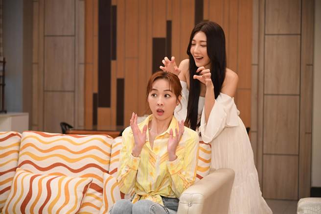 王晴（右）客串8点檔，搞笑演飢渴处女鬼，附身在夏语心身上。（三立提供）