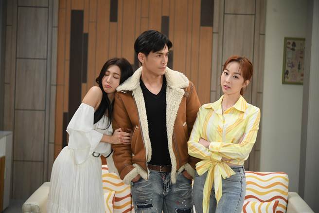 王晴（左）变鬼发花痴，对GINO（中）伸咸猪手，右为夏语心。（三立提供）