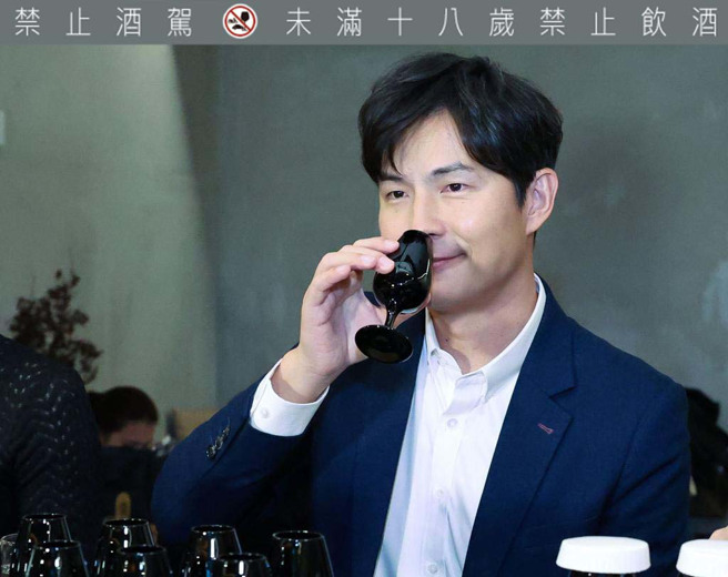 孙协志拥有品酒证照，是业余品酒大师。（陈俊吉摄）饮酒过量有碍健康