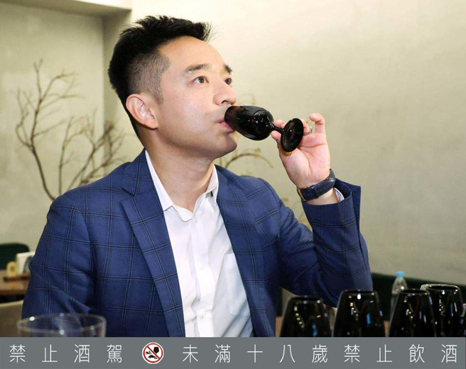 岑永康以品酒纾解工作压力。（陈俊吉摄）饮酒过量有碍健康