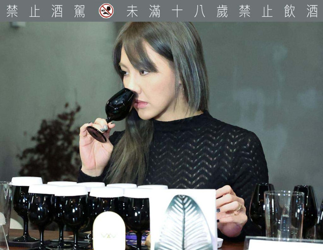 刘雨柔两年前爱上品酒。（陈俊吉摄）饮酒过量有碍健康