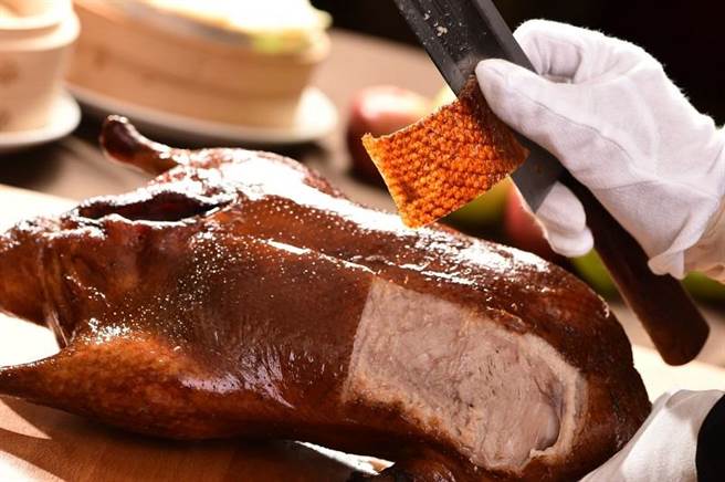 「潮品集．潮坊」推「立春飨鸭感恩季」优惠，单点「片皮鲜汁鸭」，七种料理手法任选二吃，业者再多送一吃。（潮品集‧潮坊提供）