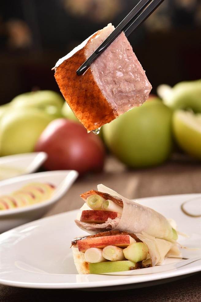 「潮品集．潮坊」特选肉质细致、3.5到4公斤的宜兰樱桃鸭种，以广式挂炉烘烤方式料理。（潮品集‧潮坊提供）