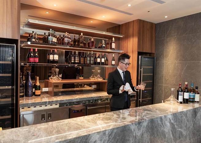 「立春飨鸭感恩季」同期间再享餐厅特选红、白酒款买1送1，让消费者轻松品酩道地美酒。（潮品集‧潮坊提供）