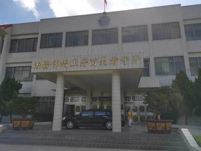 一名苗栗看守所个案管理师受某受刑人朋友所托，买了5千元香菸偷带入所内，遭法官判刑1年4个月。（资料照）