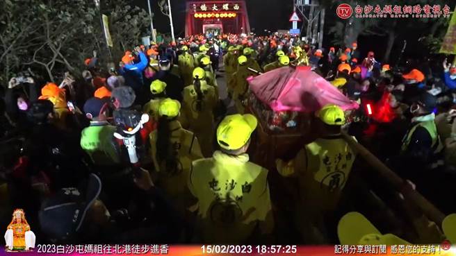 白沙屯媽祖在剛剛晚間7點左右抵達西螺大橋，約7點9分進入雲林縣界，正式通過彰化。(翻攝白沙屯媽祖網路電視台／吳建輝彰化傳真)