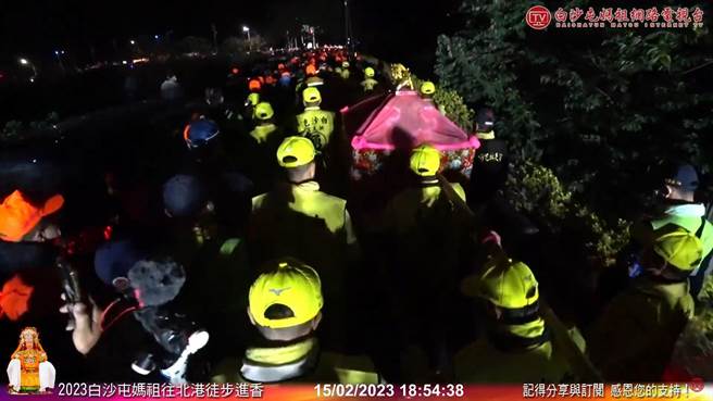 白沙屯媽祖進香15日清晨6點準時從社頭協天宮起駕向南行，儘管天氣寒冷，但所有香燈腳不畏寒風繼續與媽祖前行，媽祖一路疾行超過12小時。(翻攝白沙屯媽祖網路電視台／吳建輝彰化傳真)