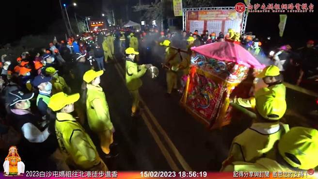 白沙屯媽祖路線難以掌握，傍晚媽祖多次繞路，從田中、二水又繞去溪州，在溪州時候分別停駕國姓宮及三聖宮後，就一路往朝楊厝堤防前進，最後整段走堤防超近路，抵達西螺大橋。(翻攝白沙屯媽祖網路電視台／吳建輝彰化傳真)